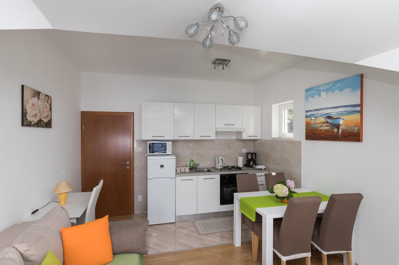Apartman Lea *